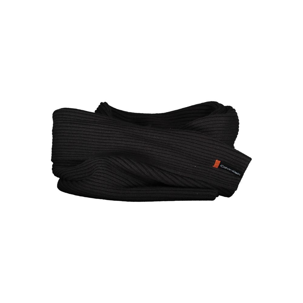Scarf by Calvin Klein for men in cotton black presents a ethereal silhouette, artfully capturing the sophisticated design and premium aesthetic of the Cotton Scarf.