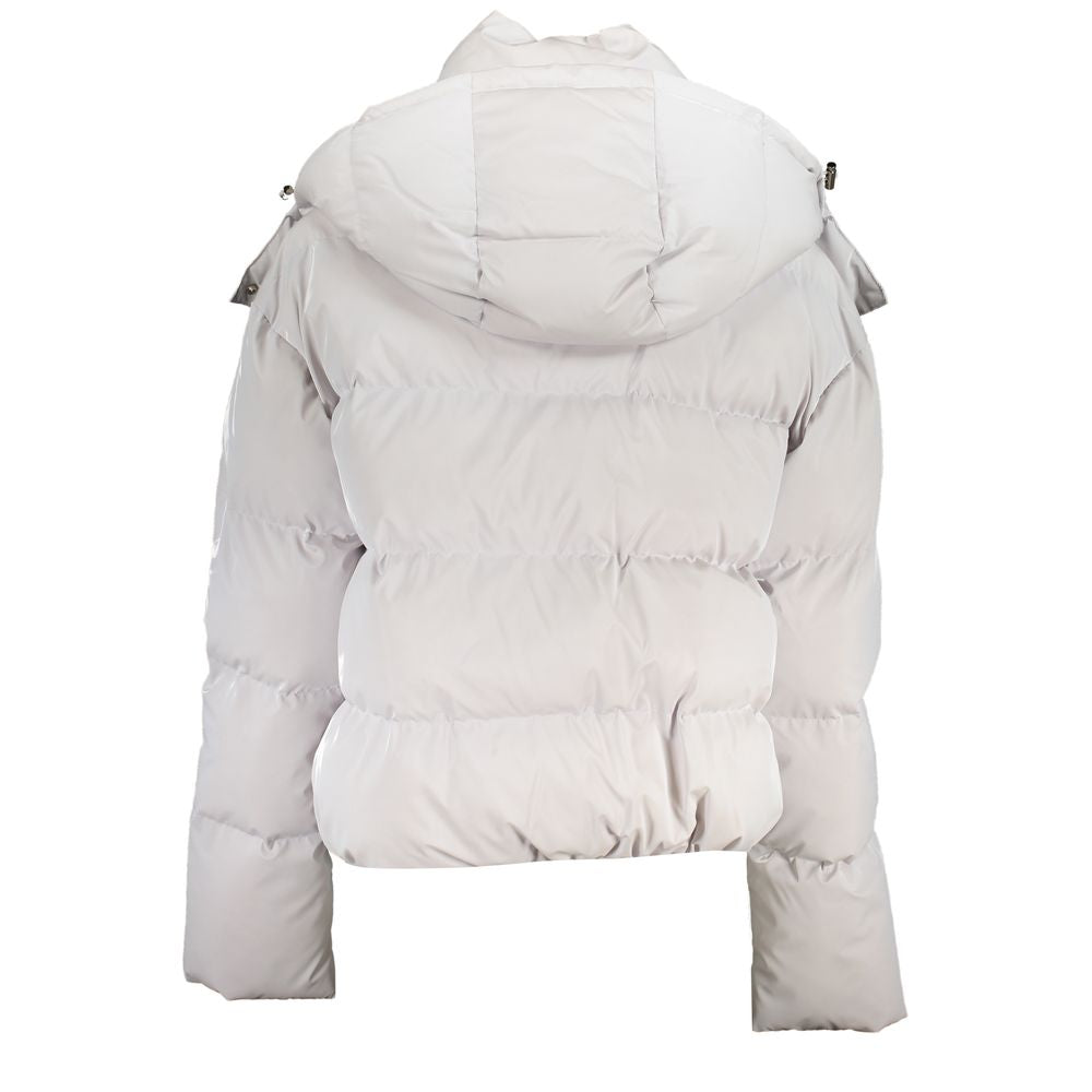 This Hooded Jacket by Patrizia Pepe for women in polyethylene white showcases a magnificent silhouette, meticulously crafted with a distinctive and functional pockets & hooded for a magnificent finish.