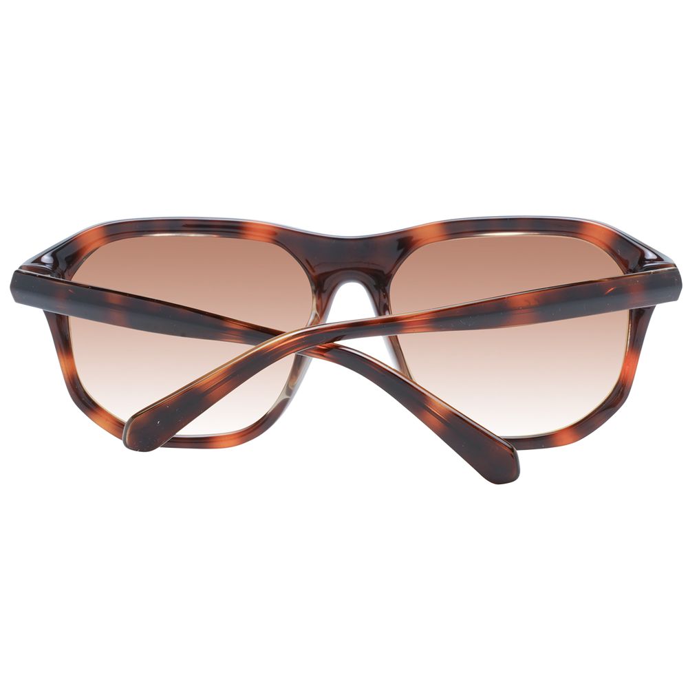 This Sunglasses by Guess for unisex in plastic brown presents a sumptuous silhouette, showcasing a sumptuous full-rim square frame design in brown coloured frame and high-performance gradient category-2-medium-tint lens.