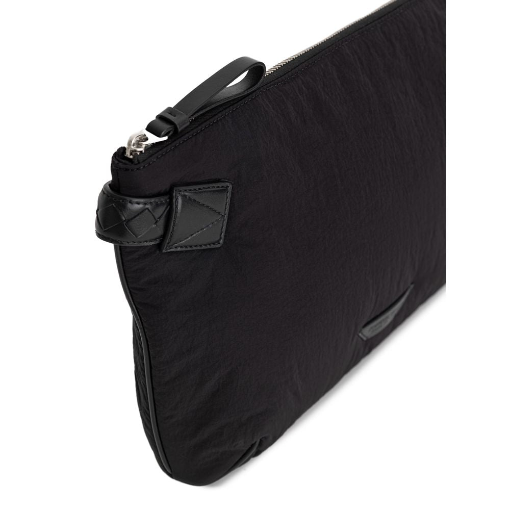 Clutch Handbag by Bottega Veneta for men in nylon & leather black features a sculptural silhouette with a secure zipper, ample single-compartment & internal-pockets, and versatile handle for a sculptural finish.