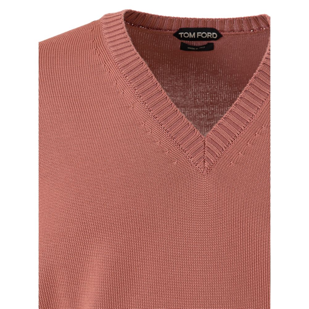 Sweater by Tom Ford for men in cashmere silk & viscose pink features an polished silhouette, showcasing refined and a sophisticated v-neck neckline for a truly polished finish.