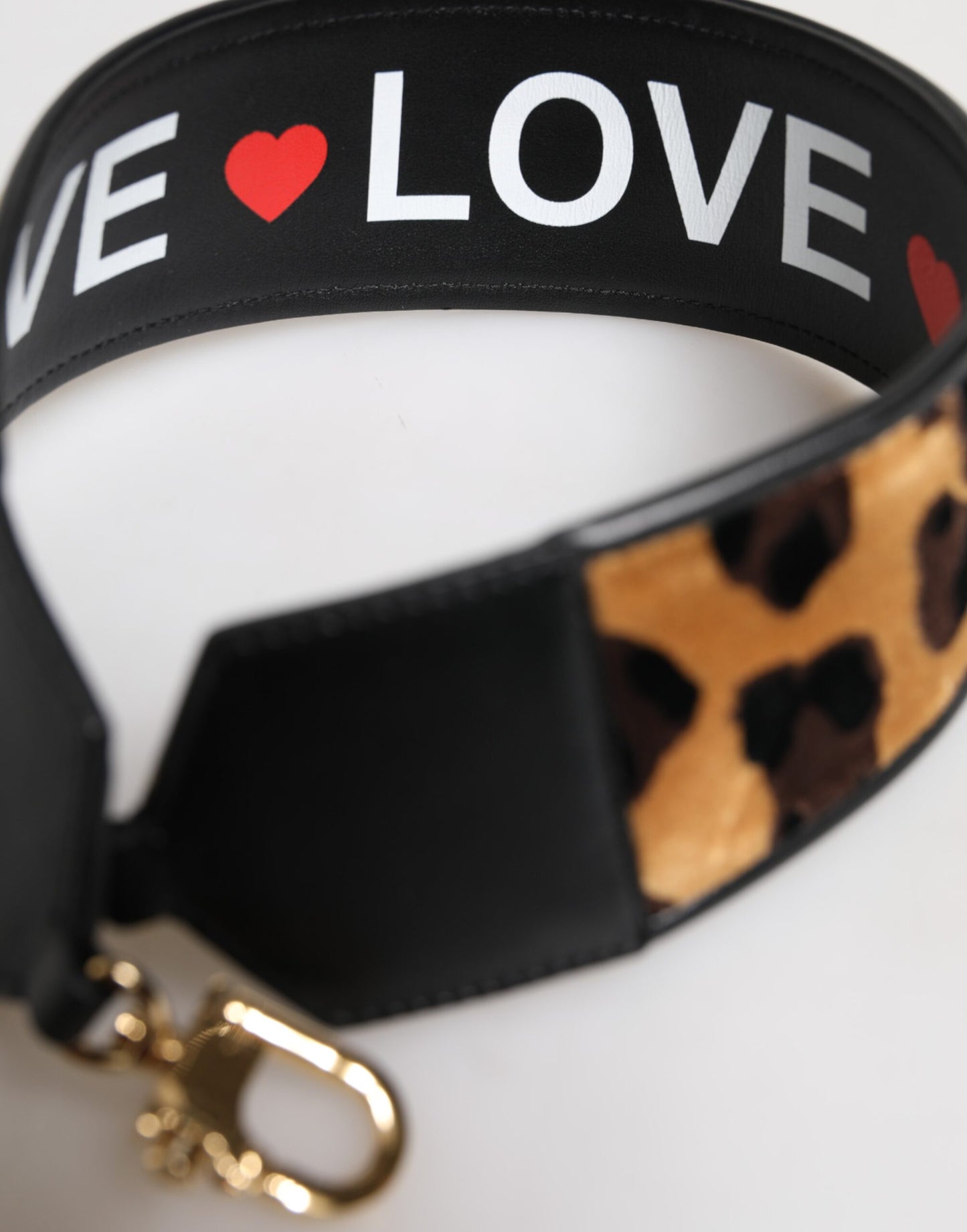 Shoulder Strap by Dolce & Gabbana for women in calfskin leather black, leopard-print & print features a dynamic silhouette, artfully enhancing the dynamic design of this Calfskin Leather Shoulder Strap.