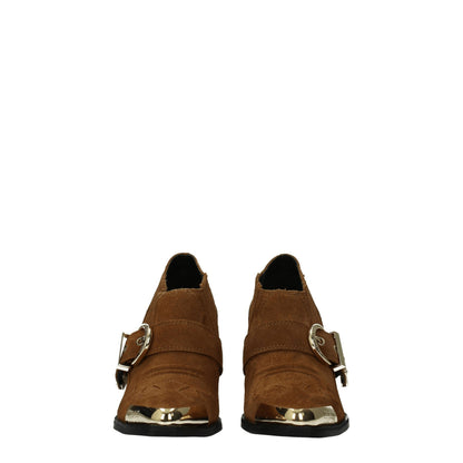 High-Heel Ankle Boots by Versace Jeans for women in suede leather & rubber brown & gold features an enchanting design from the Women's Suede Leather & Rubber High-Heel Ankle Boots collection, highlighting a enchanting 8-5-cm-heel high-heel and round toe style for a refined look.