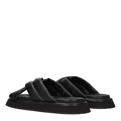 Flat Clogs Slippers from Dolce & Gabbana for men in leather & rubber black features a dynamic design from the Men's Leather & Rubber Flat Clogs Slippers collection, highlighting a with a and functional .