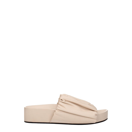 Mid-Heel Clogs Sandals by Jil Sander for women in leather powder-pink features an exquisite silhouette, showcasing the exquisite Women's Leather Mid-Heel Clogs Sandals with a 4-5-cm-heel mid-heel and open toe style.