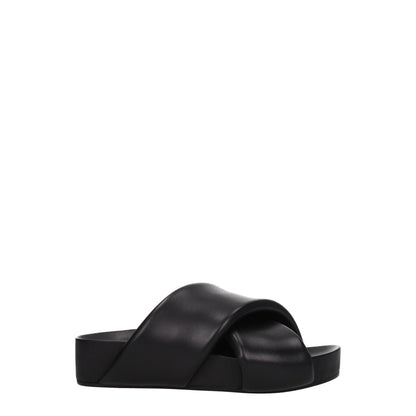 Mid-Heel Clogs Sandals by Jil Sander for women in leather black features an architectural design from the Women's Leather Mid-Heel Clogs Sandals collection, defined by a architectural 4-cm-heel mid-heel and open toe style for a architectural finish.
