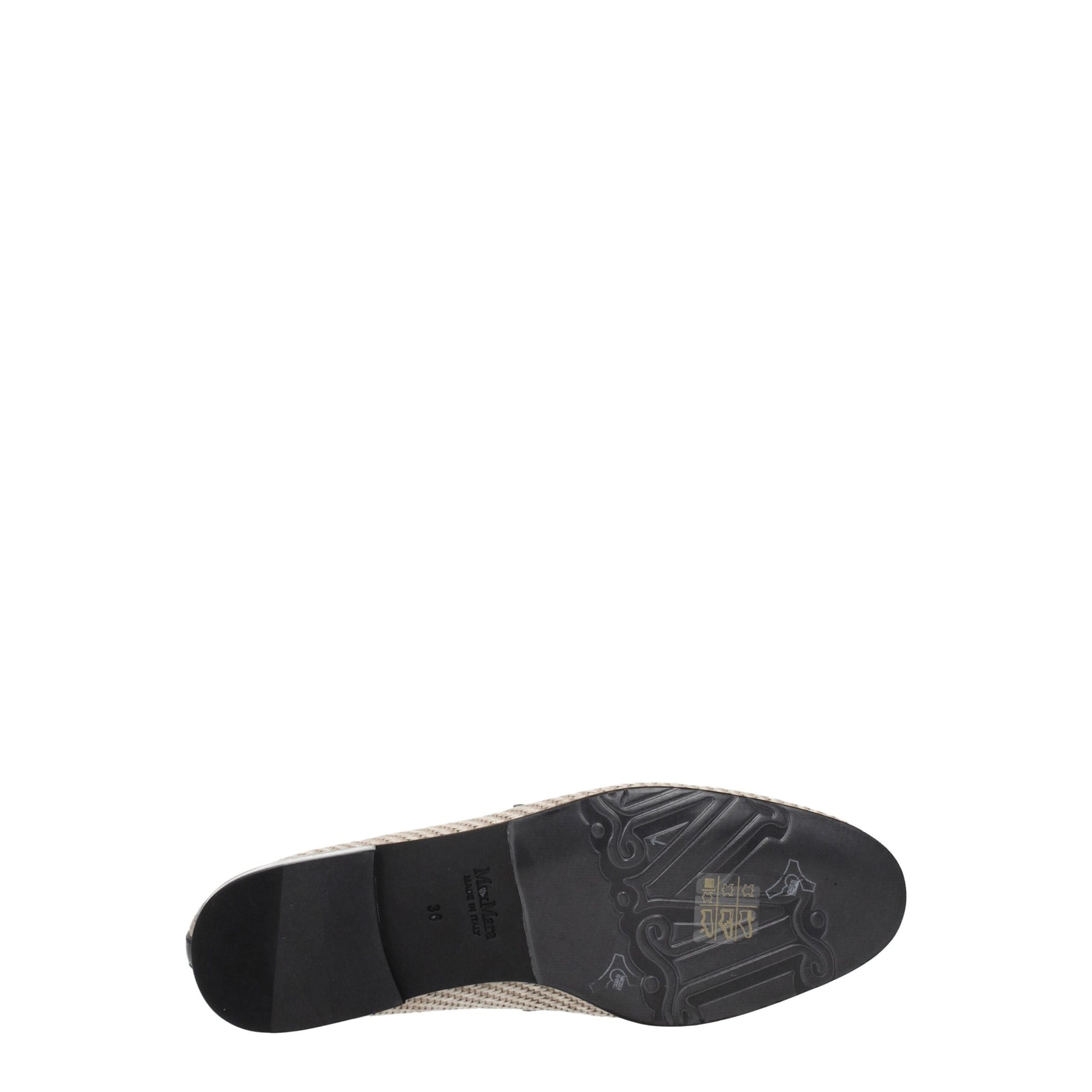 Flat Loafer Chukka-Desert Shoes by Max Mara for unisex in leather beige features an effortless chic silhouette, showcasing the Unisex Leather Flat Loafer Chukka-Desert Shoes design with an effortless chic flat and a round toe style for a effortless chic look.