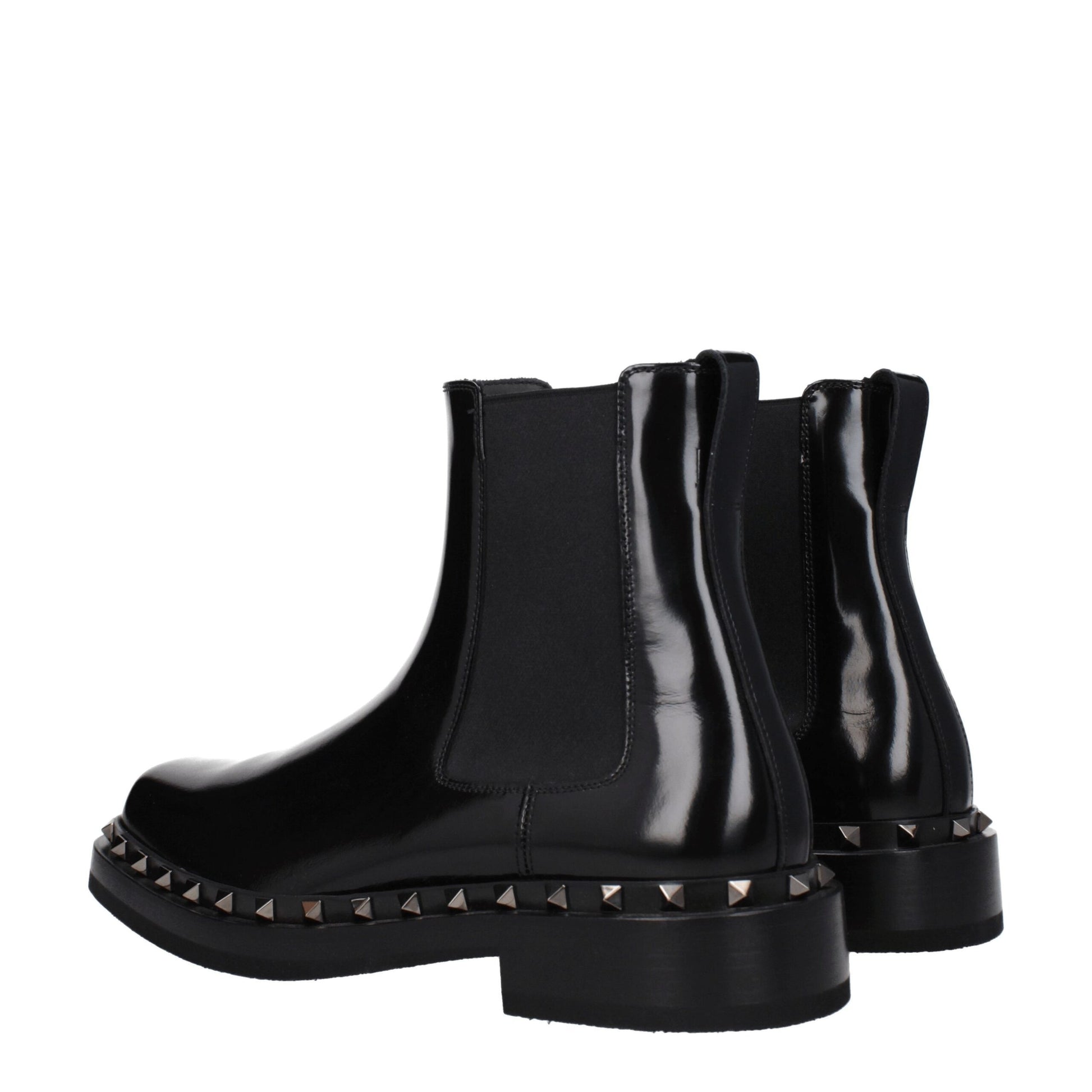 Low-Heel Ankle Boots by Valentino Garavani for men in leather & rubber black & silver features an high-performance silhouette, showcasing the sophisticated design of the Men's Leather & Rubber Low-Heel Ankle Boots with a 3-5-cm-heel low-heel and a refined round toe style.