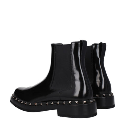 Low-Heel Ankle Boots by Valentino Garavani for men in leather & rubber black & silver features an high-performance silhouette, showcasing the sophisticated design of the Men's Leather & Rubber Low-Heel Ankle Boots with a 3-5-cm-heel low-heel and a refined round toe style.