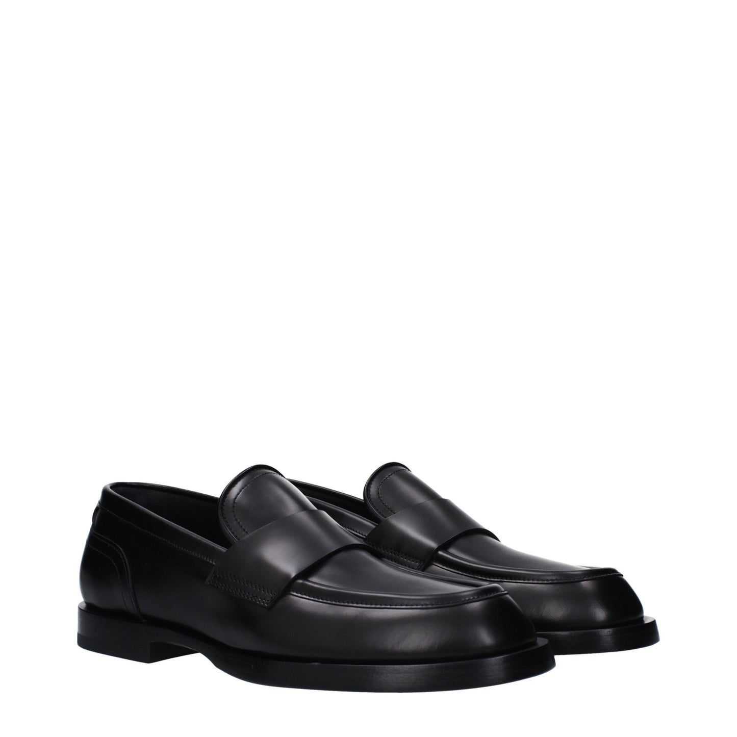 This Flat Loafer Shoes by Dolce & Gabbana for men in leather black features an exquisite silhouette from the Men's Leather Flat Loafer Shoes collection, defined by a sophisticated flat and elegant round toe style.