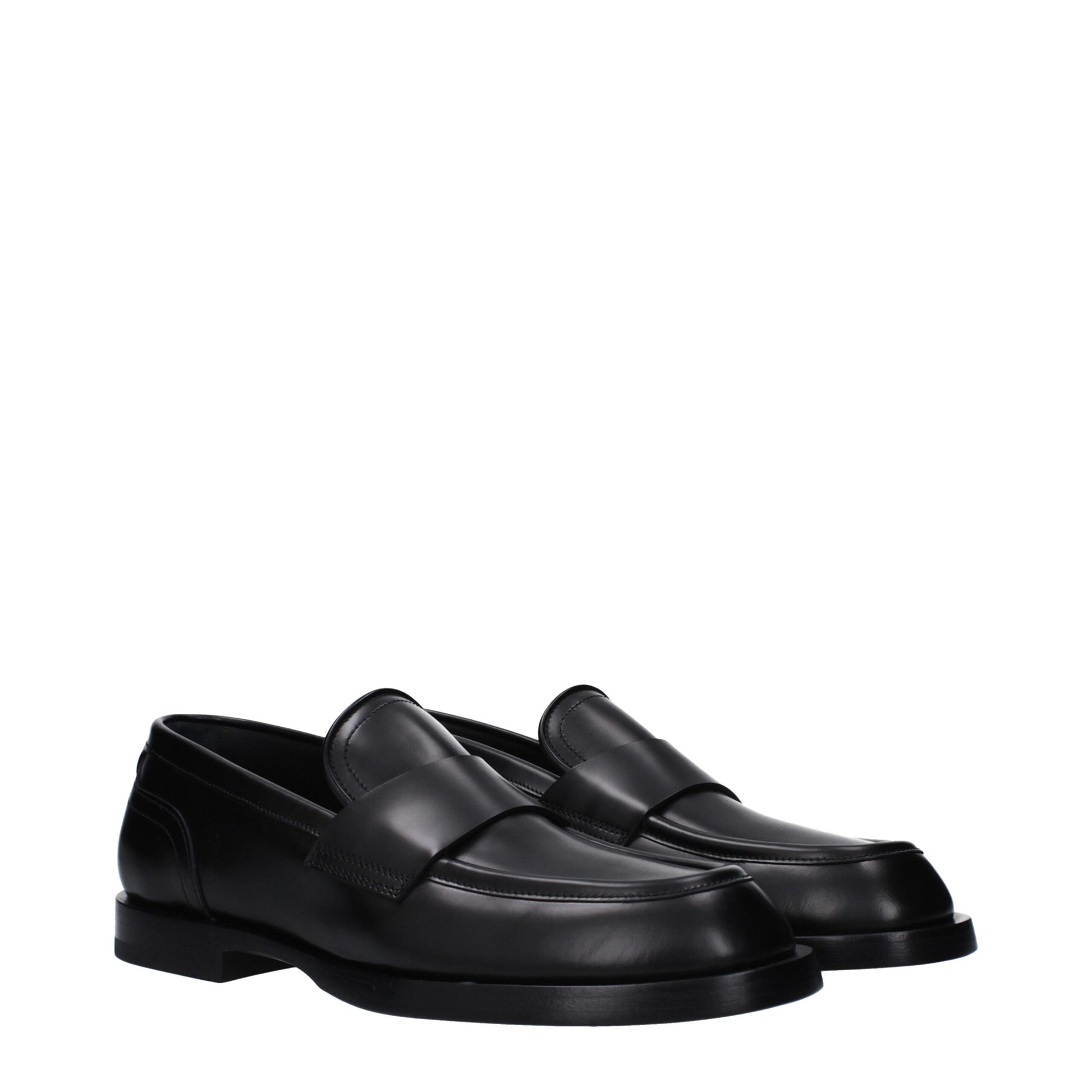 This Flat Loafer Shoes by Dolce & Gabbana for men in leather black features an exquisite silhouette from the Men's Leather Flat Loafer Shoes collection, defined by a sophisticated flat and elegant round toe style.