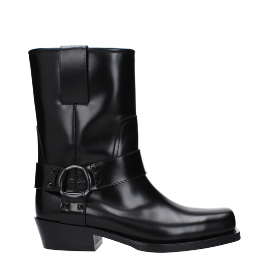 Mid-Heel Ankle Boots by Valentino Garavani for women in leather black features an effortless chic silhouette from the Women's Leather Mid-Heel Ankle Boots collection, showcasing a effortless chic 4-5-cm-heel mid-heel and refined square toe style for an effortless chic look.