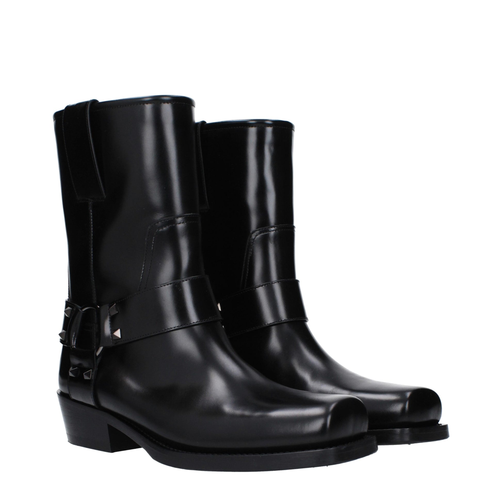 Mid-Heel Ankle Boots by Valentino Garavani for women in leather black showcases a ergonomic silhouette from the Women's Leather Mid-Heel Ankle Boots collection, featuring a ergonomic 4-5-cm-heel mid-heel and a ergonomic square toe style.