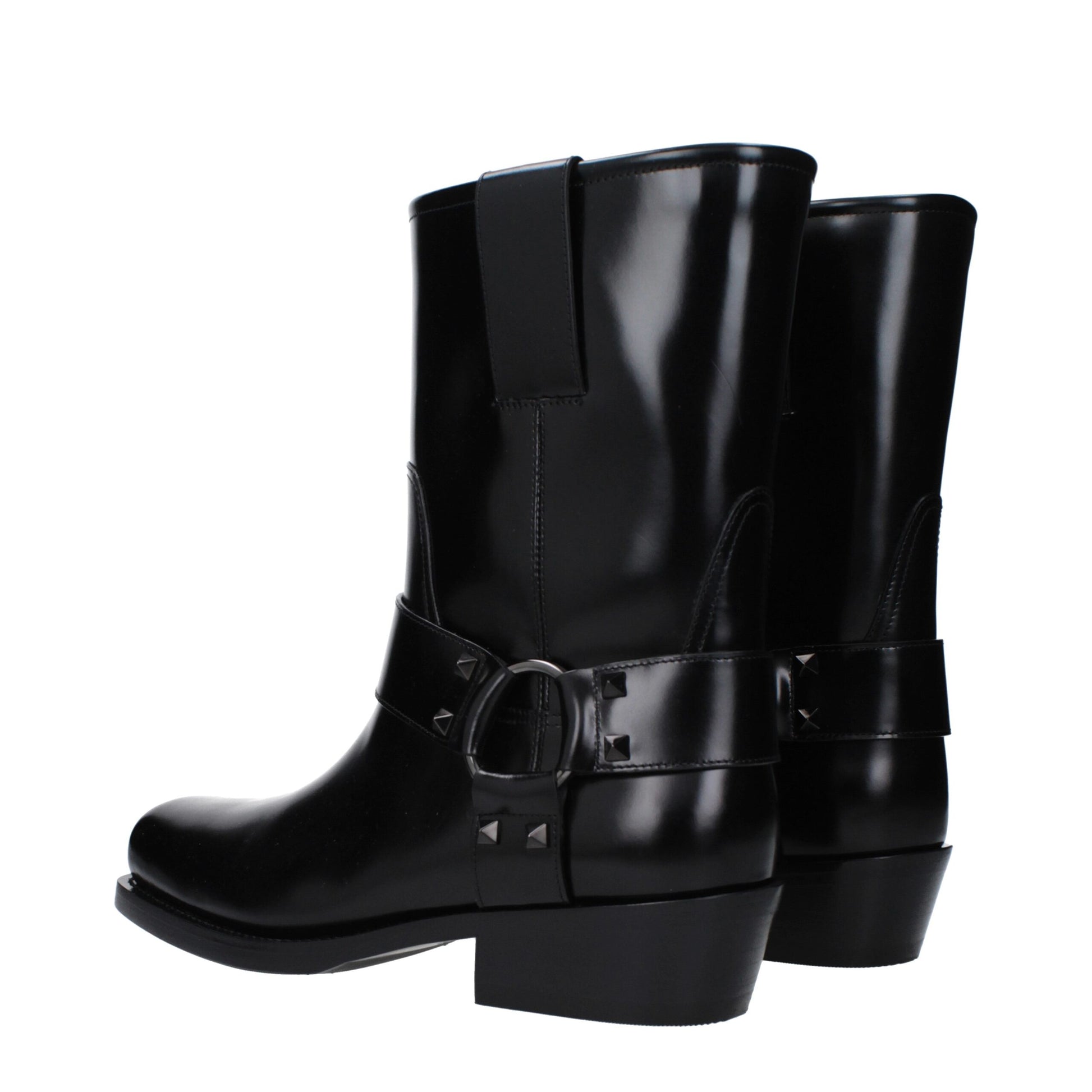 Mid-Heel Ankle Boots by Valentino Garavani for women in leather black showcases a impeccable silhouette as Women's Leather Mid-Heel Ankle Boots, artfully defined by a impeccable 4-5-cm-heel mid-heel and a impeccable square toe style.