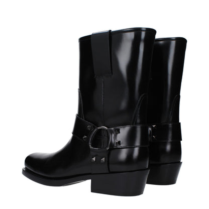 Mid-Heel Ankle Boots by Valentino Garavani for women in leather black showcases a impeccable silhouette as Women's Leather Mid-Heel Ankle Boots, artfully defined by a impeccable 4-5-cm-heel mid-heel and a impeccable square toe style.