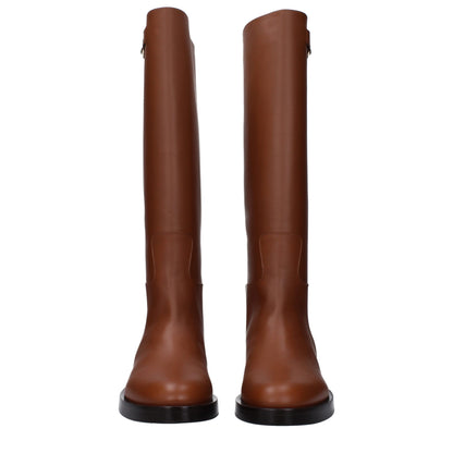 Flat Boots by Valentino Garavani for women in leather brown features an avant-garde Women's Leather Flat Boots silhouette, defined by a sophisticated flat and a avant-garde round toe style.