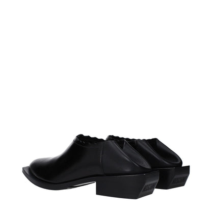 Mules Loafers Flat Shoes by Moschino for women in leather & rubber black features an captivating silhouette, showcasing the captivating style of the Women's Leather & Rubber Mules Loafers Flat Shoes with its distinct and refined .