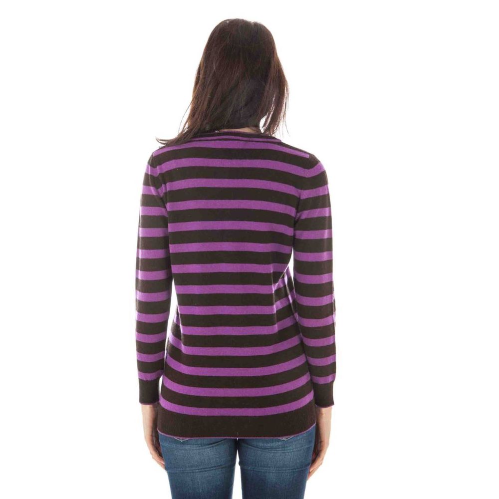 Sweater by Fred Perry for women in wool purple showcases an masterful silhouette, artfully detailed with a masterful and for a sophisticated, premium finish.
