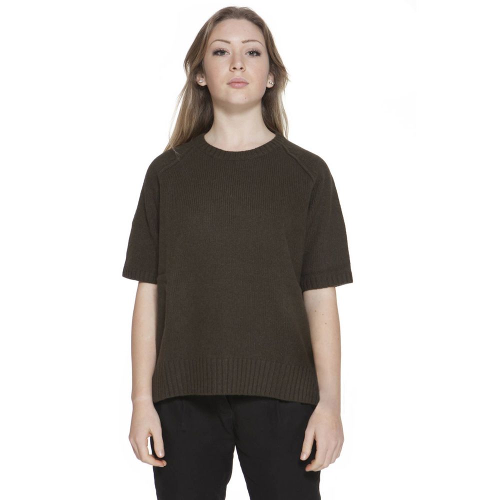Sweater by Gant for women in wool green showcases an masterful silhouette, artfully detailed with a masterful round neckline and short-sleeve for a sophisticated, premium finish.
