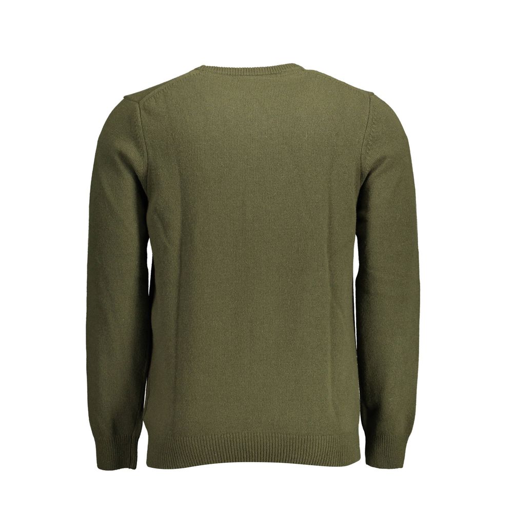 Sweater by Lyle & Scott for men in wool green features an tactile silhouette, showcasing a sophisticated and tactile for a refined finish.
