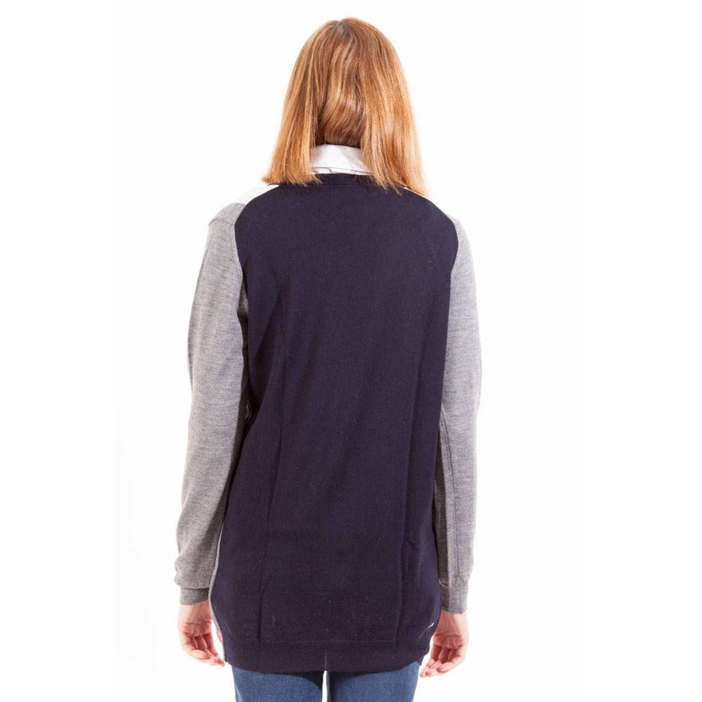 Cardigan by Gant for women in wool gray features a dramatic silhouette, showcasing a sophisticated and dramatic detail for a timeless, premium look.