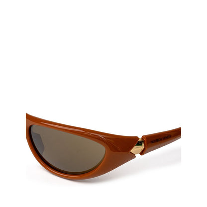 Sunglasses by Bottega Veneta for women in wool brown & gold features an effortlessly chic with brown coloured frame detailing and mirrored lens for a effortlessly chic aesthetic.