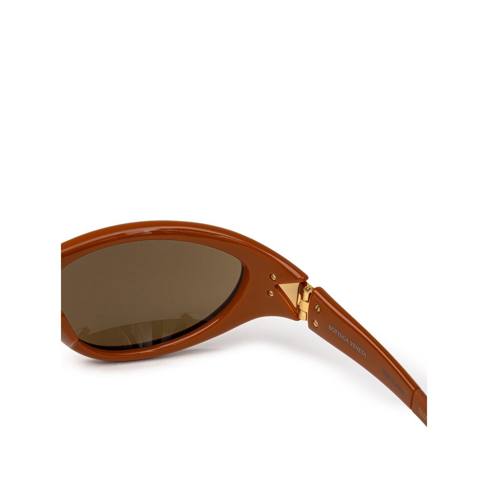 Sunglasses by Bottega Veneta for women in wool and brown & gold featuring an stylish with a sophisticated brown coloured frame finish and high-performance mirrored lens.