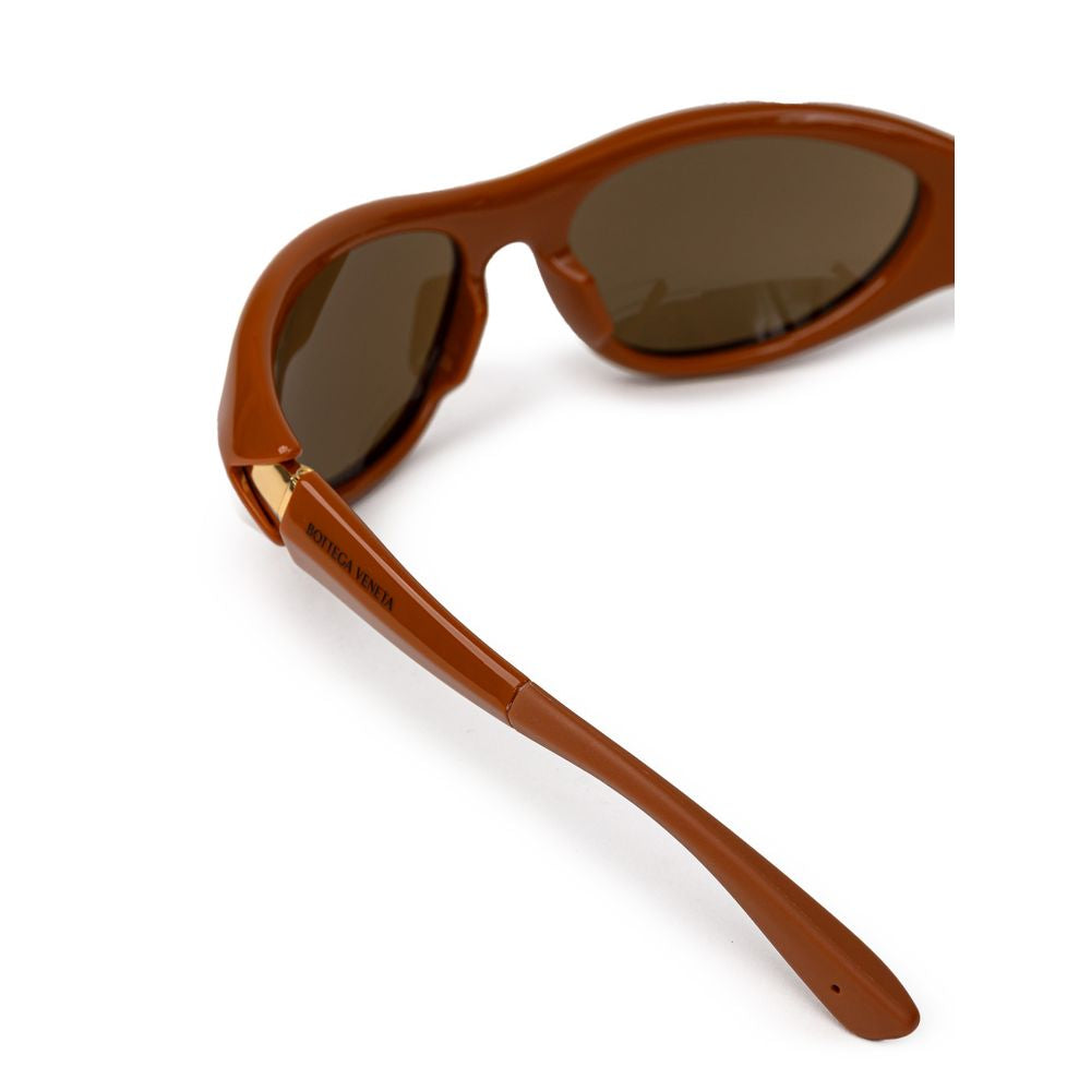 Sunglasses by Bottega Veneta for women in wool and brown & gold presents a enviable silhouette, featuring brown coloured frame and with mirrored lens for a enviable look.