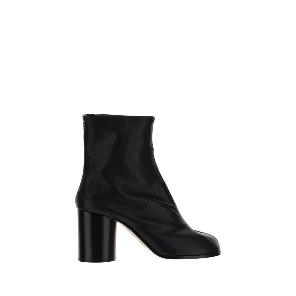 Ankle Boots by Maison Margiela for women in bos taurus calf leather black features an high-performance silhouette, showcasing the sophisticated design of the Icon Women's Bos Taurus Calf Leather Ankle Boots with a and a refined .