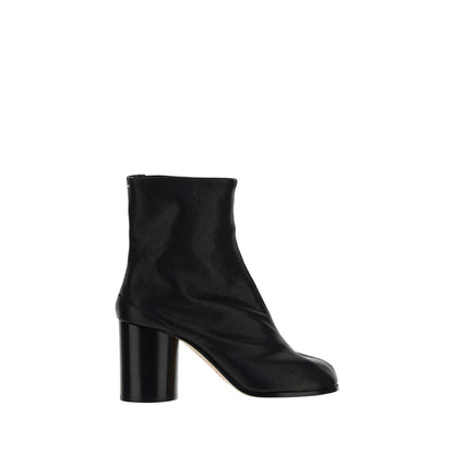 Ankle Boots by Maison Margiela for women in bos taurus calf leather black features an high-performance silhouette, showcasing the sophisticated design of the Icon Women's Bos Taurus Calf Leather Ankle Boots with a and a refined .