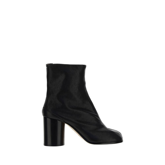 Ankle Boots by Maison Margiela for women in bos taurus calf leather black features an high-performance silhouette, showcasing the sophisticated design of the Icon Women's Bos Taurus Calf Leather Ankle Boots with a and a refined .