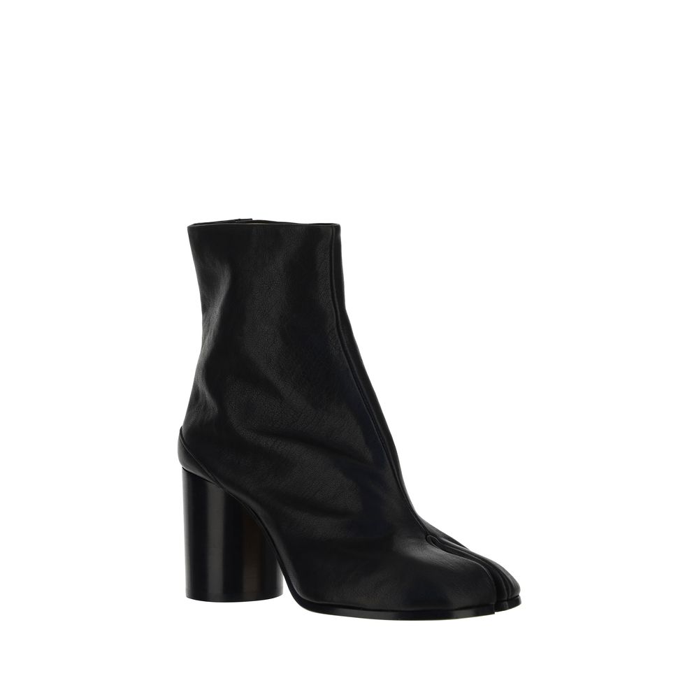 Ankle Boots by Maison Margiela for women in bos taurus calf leather black features an dynamic silhouette, showcasing the dynamic Icon Women's Bos Taurus Calf Leather Ankle Boots design with its distinctive and elegant .