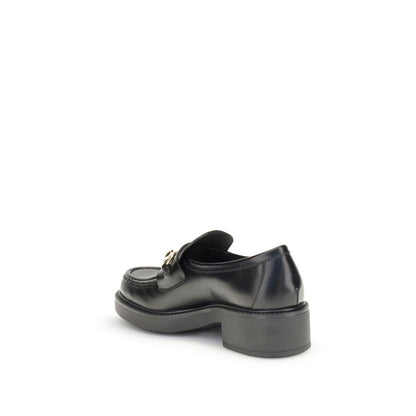 Loafer Loafers Slip-On Shoes by Gucci for women in bos taurus calf leather black features an timeless silhouette, perfectly showcasing Horsebit Women's Bos Taurus Calf Leather Loafer Loafers Slip-On Shoes with its distinct block-heel and elegant round toe style.