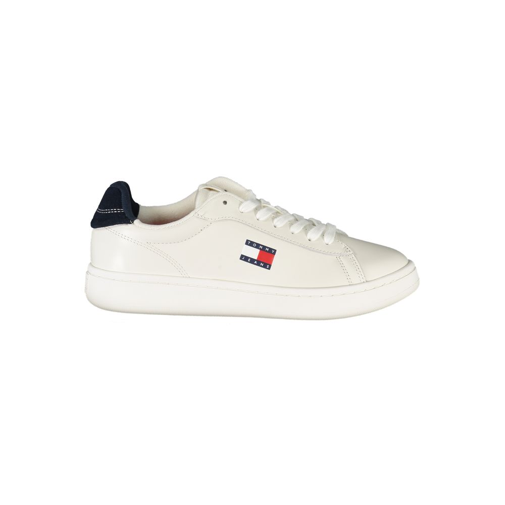 Sneakers by Tommy Hilfiger for women in leather white features a sumptuous design, perfectly showcasing the sumptuous fashion style of this Women's Fashion Leather Sneakers.
