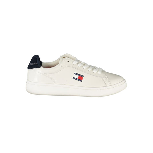 Sneakers by Tommy Hilfiger for women in leather white features a sumptuous design, perfectly showcasing the sumptuous fashion style of this Women's Fashion Leather Sneakers.