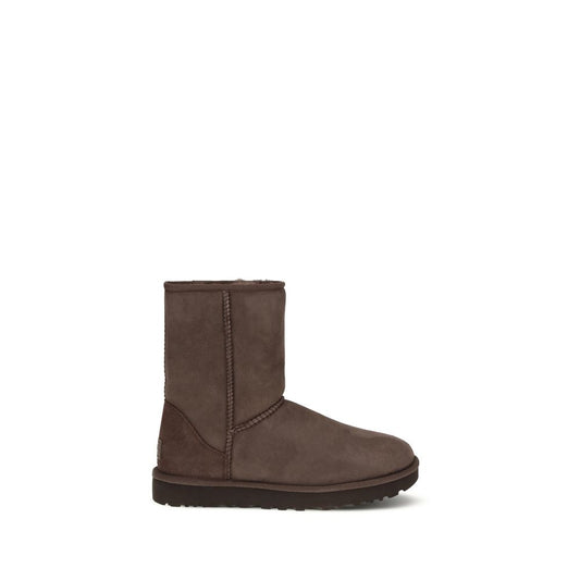 Boots by UGG for women in suede leather & rubber brown showcases a aeronautic silhouette as Women's Suede Leather & Rubber Boots, artfully defined by a aeronautic and a aeronautic .