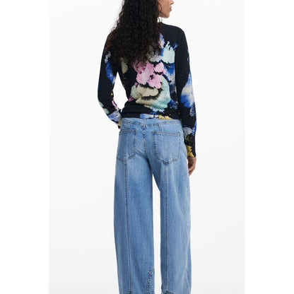 This Sweater by Desigual for women in linen & viscose black, floral & print presents a understated silhouette, featuring a sophisticated round neckline and for a understated finish.