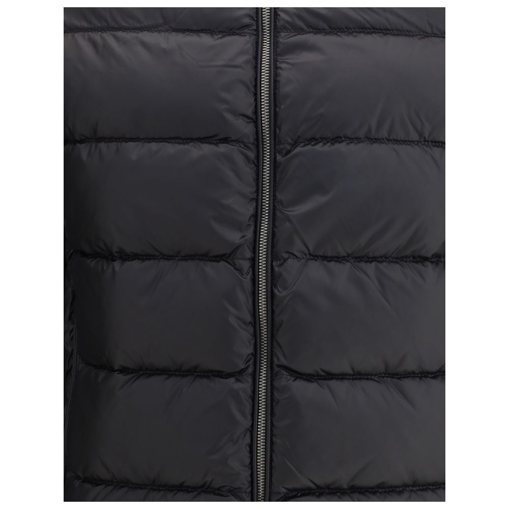 Hooded Puffer Jacket by Parajumpers for men in polyamide & duck down black & yellow presents a effortlessly chic silhouette, showcasing a sophisticated and premium pockets, hooded & insulated for a truly effortlessly chic finish.