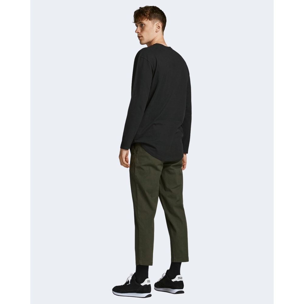 T-Shirt by Jack Jones for men in cotton black features a plush silhouette, showcasing a sophisticated and for a truly plush finish.