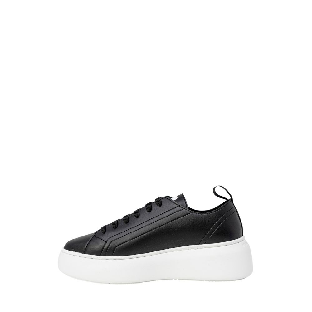 Sneakers by Armani Exchange for women in leather & rubber black presents a sumptuous silhouette, artfully capturing the essence of the Women's Low-Top Casual Leather & Rubber Sneakers with its sumptuous low-top casual style design.