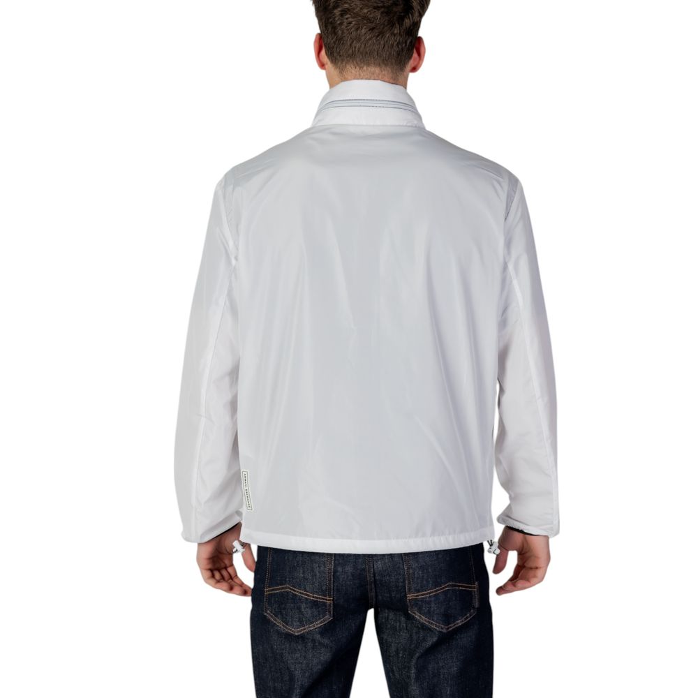 This Armani Exchange men polyester Trench Coat in white presents a high style silhouette, meticulously detailed with lightweight & pockets and a high style for a sophisticated, timeless look.