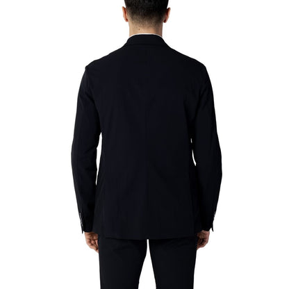 Blazer by Armani Exchange for men in cotton blue showcases a discerning silhouette, elegantly detailed with a sophisticated round neckline and premium for a truly discerning finish.