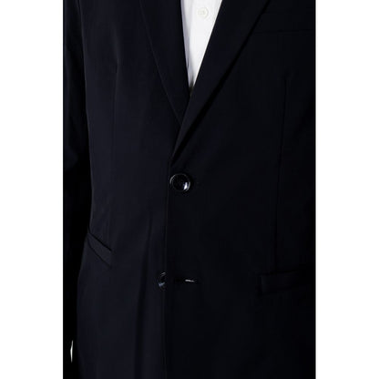 Blazer by Armani Exchange for men in cotton blue features an crisp silhouette with sophisticated and a crisp round neckline for a truly crisp finish.