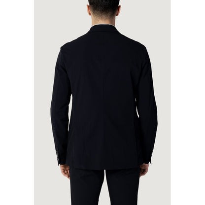This Blazer by Armani Exchange for men in cotton blue presents a tailored silhouette, meticulously tailored with a tailored and distinctive for a tailored finish.