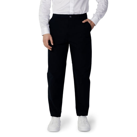 Trousers by Armani Exchange for men in cotton blue features an on trend silhouette, showcasing a sophisticated regular-fit with a long and for an on trend finish.