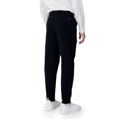 Trousers by Armani Exchange for men in cotton blue presents a perennial silhouette, meticulously tailored with a regular-fit cut, long finish, and an elegant .