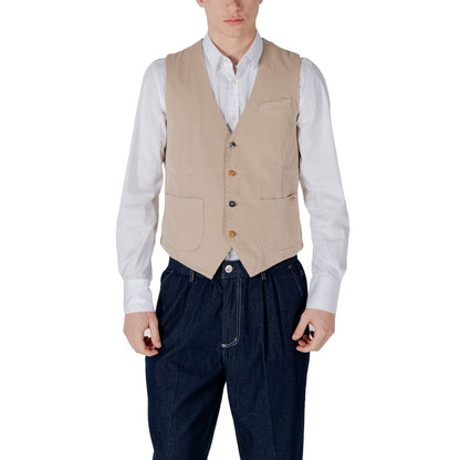 Vest by Gianni Lupo for men in cotton beige features a enviable silhouette, elegantly detailed with a enviable and functional for a enviable finish.