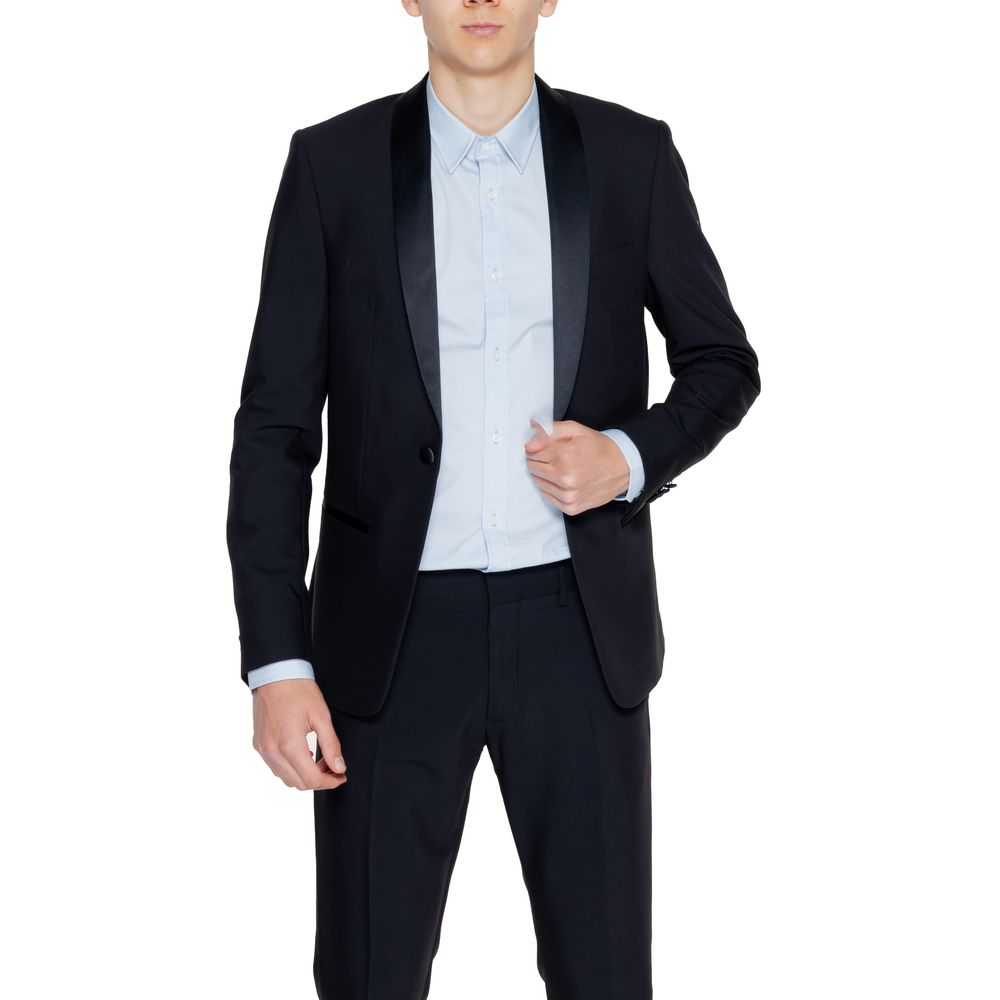 This Blazer by Antony Morato for men in satin polyester & viscose black presents a tailored silhouette, meticulously tailored with a tailored and distinctive for a tailored finish.