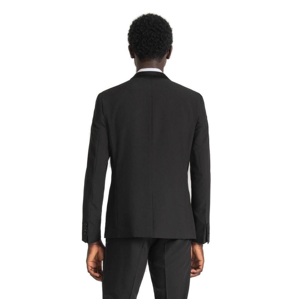 This Blazer by Antony Morato for men in satin polyester & viscose black & white presents a tailored silhouette, meticulously tailored with a tailored lapel neckline and distinctive for a tailored finish.