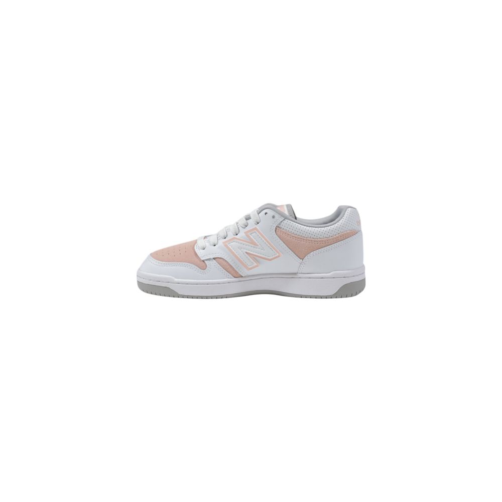 Sneakers by New Balance for women in leather & rubber pink features a sumptuous design, perfectly showcasing the sumptuous low-top casual style of this Women's Low-Top Casual Leather & Rubber Sneakers.